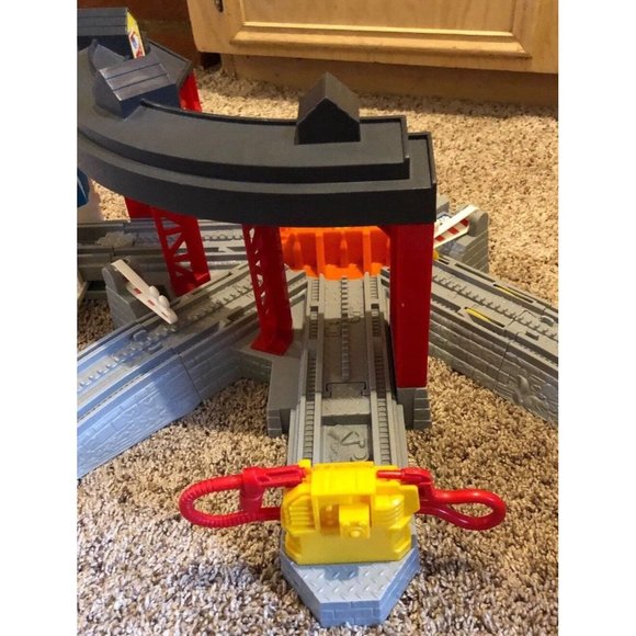 2005 - Fisher Price GeoTrax Workin Haul & Road System Roundhouse - Picture 7 of 9